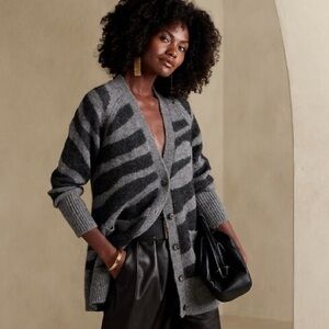 Banana Republic size Large Alpaca Blend Zebra Print Cardigan Sweater Gray Black